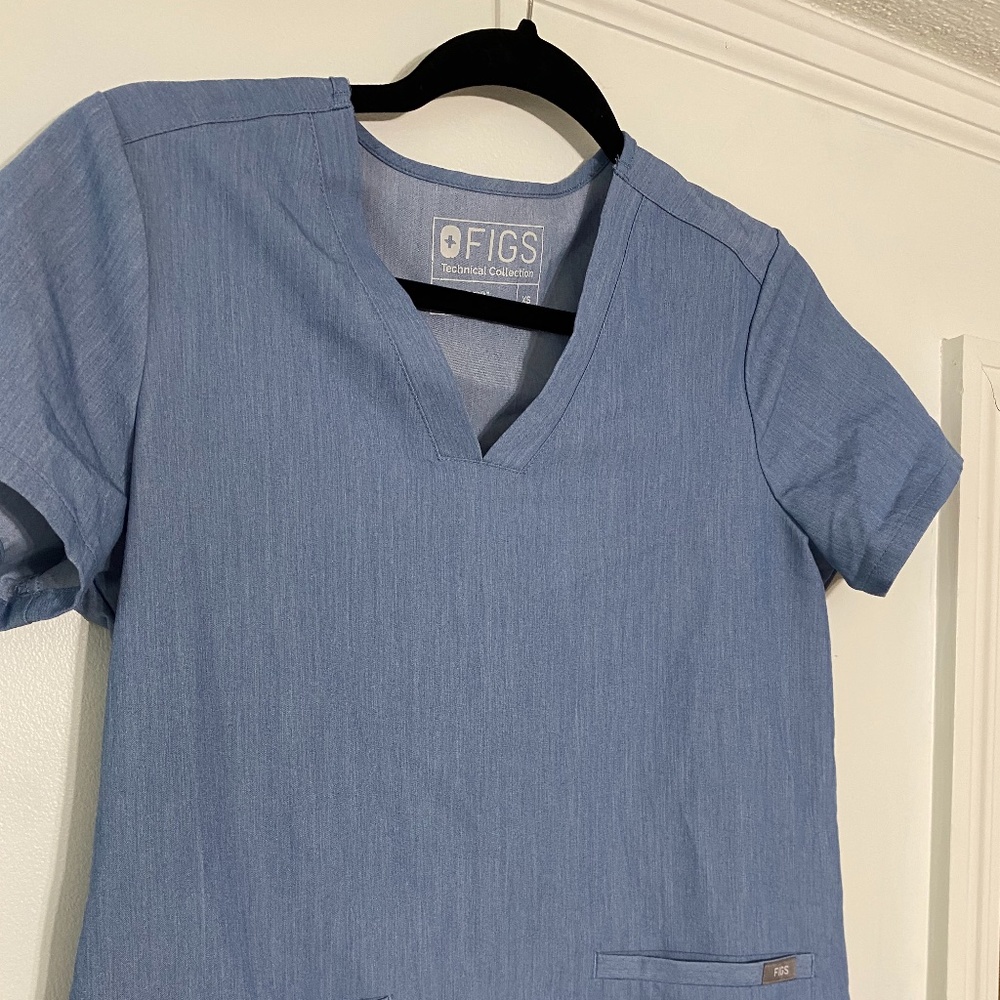 FIGS Casma Scrub Top HEATHERED DENIM
